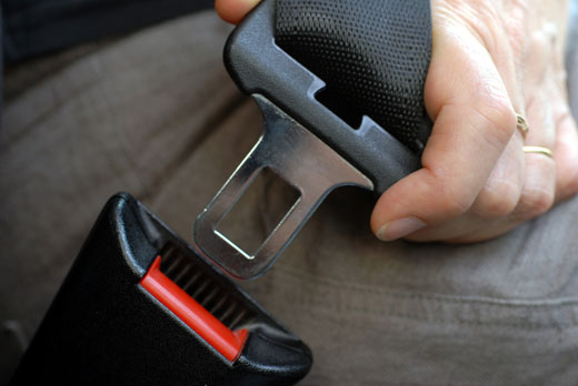 Comment attacher et serrer les ceintures dans un siège auto  Saviez-vous  que le test de pincement vous montre si vous avez suffisament serré le  harnais de votre siège auto ? Cette