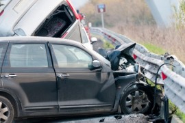 Voiture accidentée qui est rentrée dans une glissière de sécurité