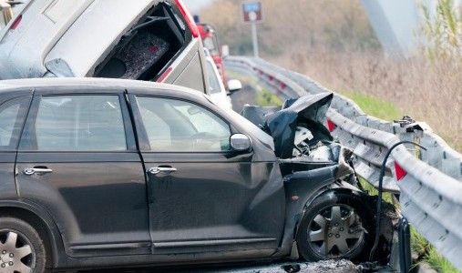 Voiture accidentée qui est rentrée dans une glissière de sécurité