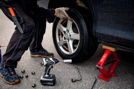 Mécanicien qui change un pneu usé