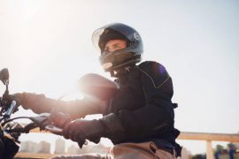 Conducteur de moto avec un équipement composé d'un casque, d'une veste et de gants