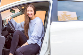 jeune fille dans une voiture