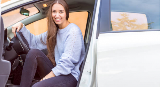 jeune fille dans une voiture