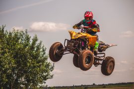 Biker qui saute en quad