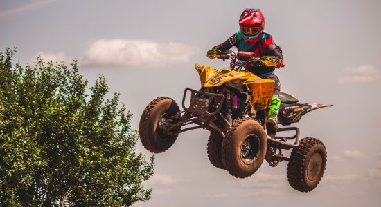 Biker qui saute en quad