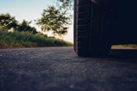 Zoom sur un pneu de voiture en bon état sur la route