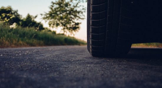 Zoom sur un pneu de voiture en bon état sur la route