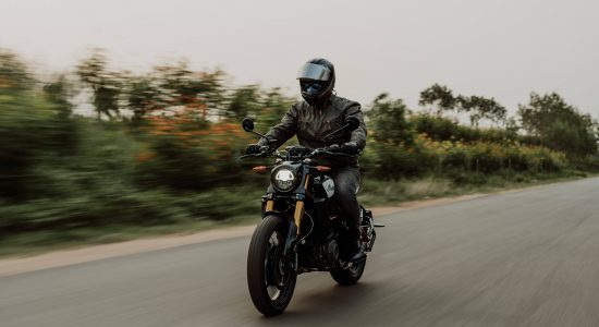 Conducteur de moto qui porte ses équipements de protection